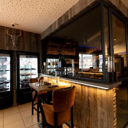 De La Tour Hotel