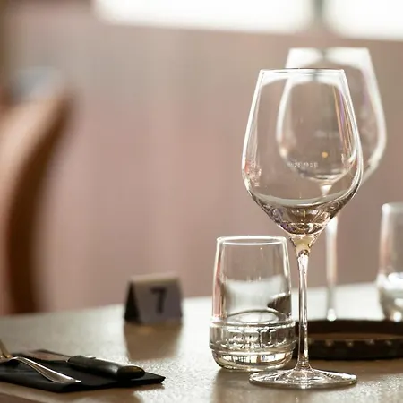 Отель De La Tour 3*