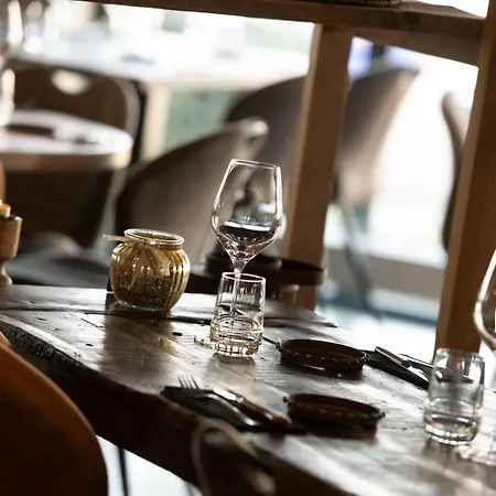 Отель De La Tour