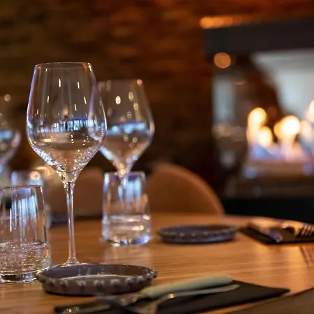 Отель De La Tour 3*