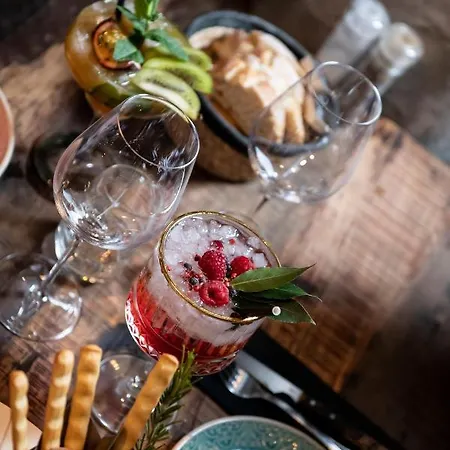 De La Tour Отель