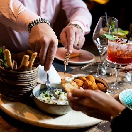 De La Tour Отель