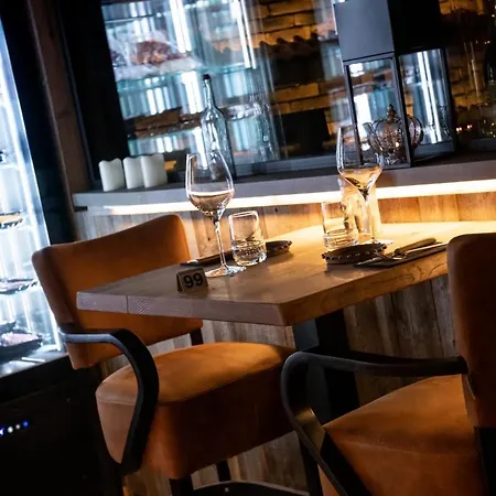 Отель De La Tour