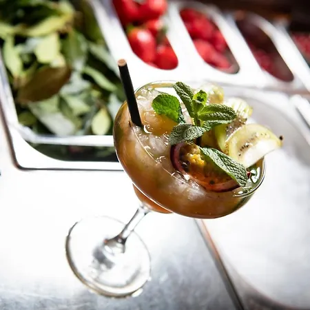 Отель De La Tour 3*