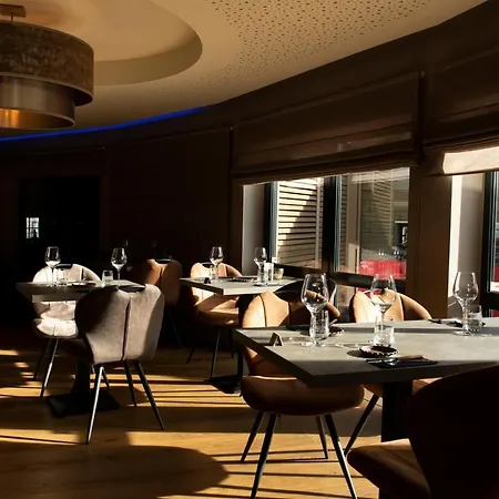 Отель De La Tour Melen