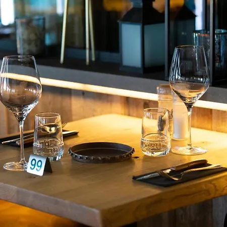 Отель De La Tour Melen