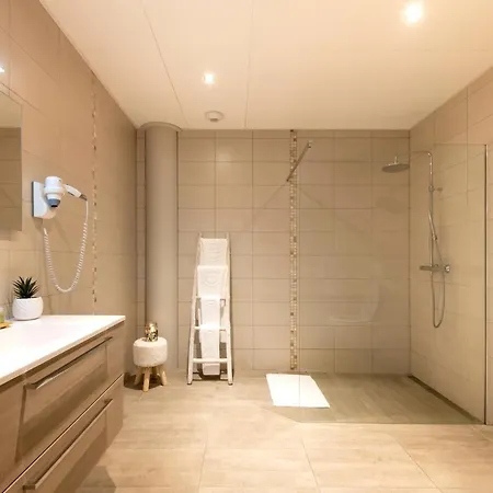 Hotel De La Tour 3*